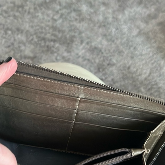 Gucci metallic zippy wallet with nice zipper pull. Good condition. Vintage. - Picture 11 of 16